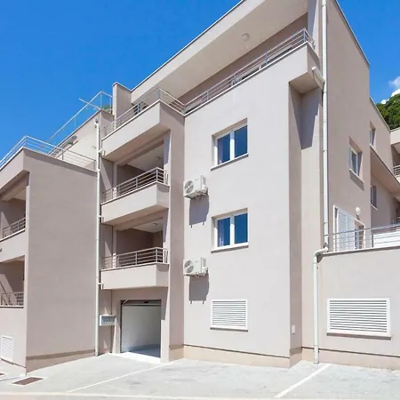 Apartment Dora *