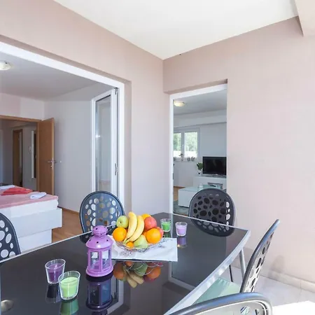 Apartment Dora *