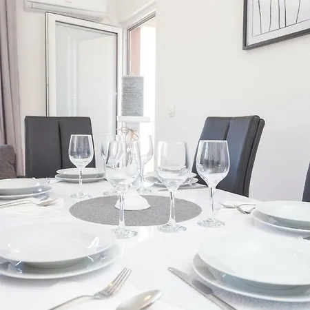 Dora * ماكارسكا