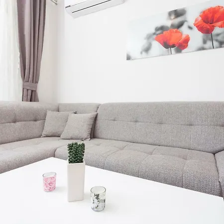 Dora Apartment *