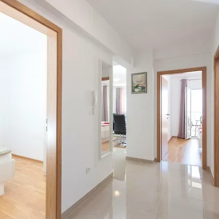 Dora Apartment *