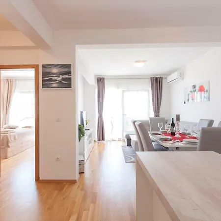 Dora * ماكارسكا