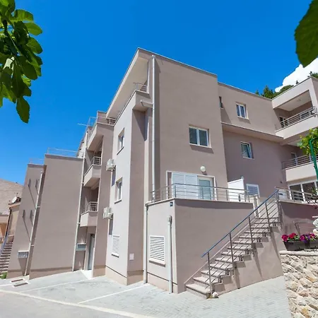 Apartment Dora *