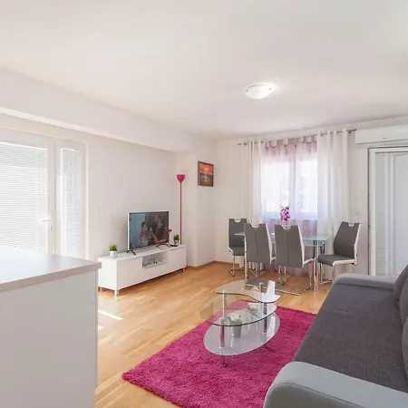 Dora Apartment *