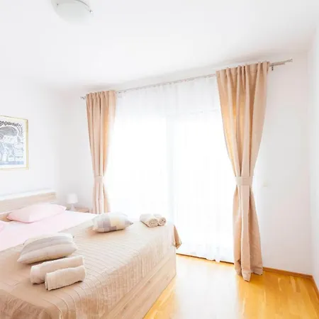 Dora Apartment *